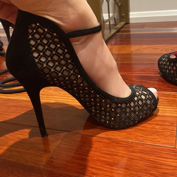 Barbie heels. Crystal detail along shear material, suede back. Pink sole. - Picture 5 of 5